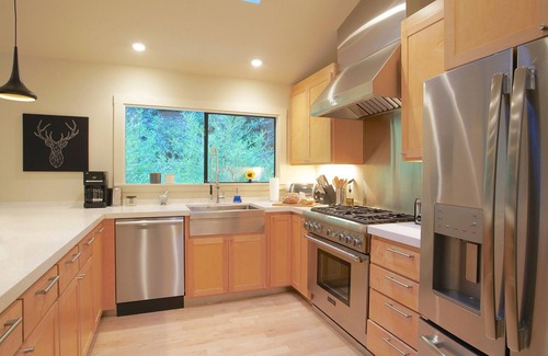 Cazadero Casa | Leo's Lodge - ¡Piscina, bañera de hidromasaje, se admiten perros! Cerca del centro y el río ruso!