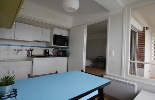 Cayeux-sur-Mer Apartamento | Apartamento Les Asters frente al mar con balcón terraza.