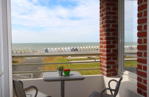 Cayeux-sur-Mer Apartamento | Apartamento Les Asters frente al mar con balcón terraza.