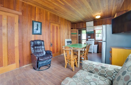 Cedarville Cabina | Pet-Friendly Cabin w/ Deck in Les Cheneaux Islands