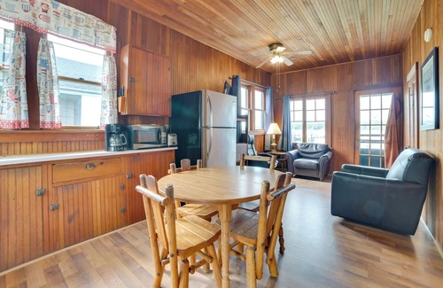 Cedarville Cabina | Les Cheneazu Island Hideaway w/ Community Perks!