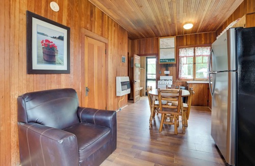 Cedarville Cabina | Les Cheneazu Island Hideaway w/ Community Perks!