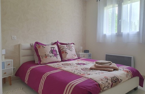 Le Ledat Cama Y Desayuno | Les deux glycines" air-conditioned suite with private entrance