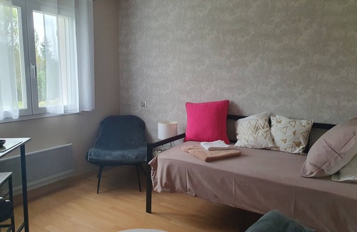 Le Ledat Cama Y Desayuno | Les deux glycines" air-conditioned suite with private entrance