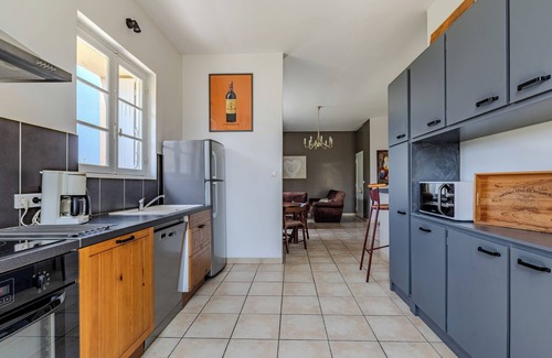 Montagne Casa | Les Marronniers – Casa de vacaciones con piscina y vistas a los viñedos en Montagne