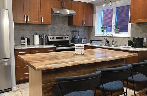 Cote-Des-Neiges—Notre-Dame-De-Grace Apartamento | LeSanctuary: Central/Family & Pet Friendly/FREE Parking