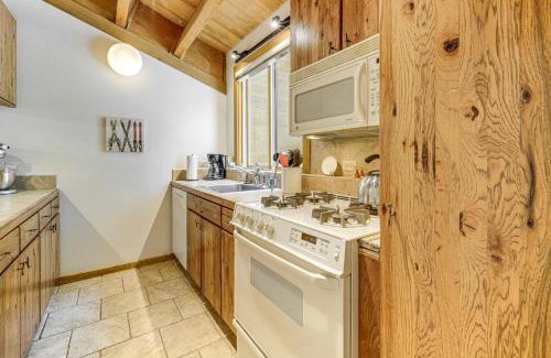 Truckee Casa | Less Than 1 Mi to North Star Resort Condo with Balcony