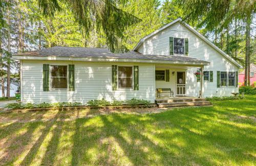 Cadillac Casa | Less Than 1 Mi to Snowmobile Trails Cozy Cadillac Retreat