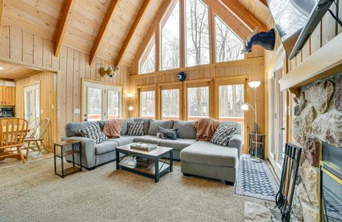 Harbor Springs Casa | Less Than 1 Mi to Nubs Nob Ski Cabin with Sauna and Deck!