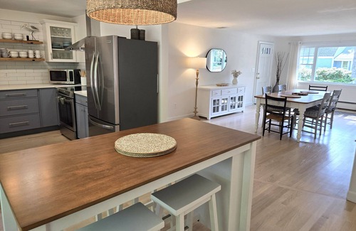 Hyannis Port Casa | Less than a mile to Keys Beach Hyannis. Beach Pass Provided.