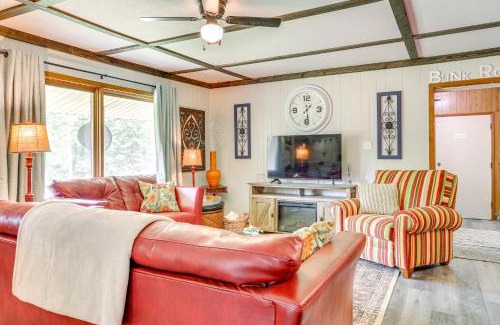 Hardy Casa | Less Than half Mi to Lake Secluded Gem in Cherokee Village