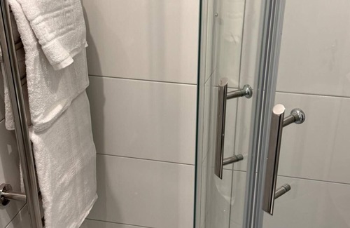 Pinkwell Apartamento | Letzi private en-suite, Near Heathrow Airport T3