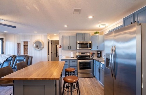 Camdenton Cabina | Level lakefront cabin with private covered dock. Close to Old Kinderhook.