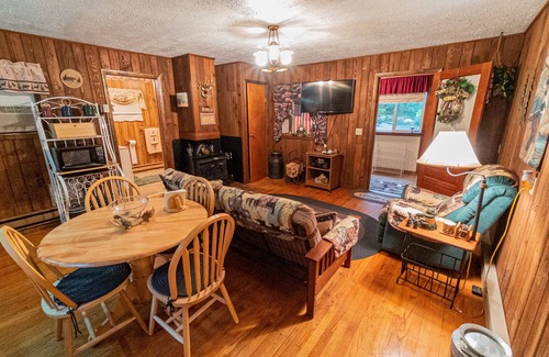 Farmington Cabina | Lewis' Cottage | 2BR,1BA,Rustic,Hot Tub ,Fireplace