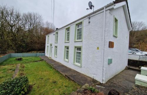 Pentrebach Casa | Lewis Gethin House, Newly renovated cottage sleeps 9, close to bike park wales