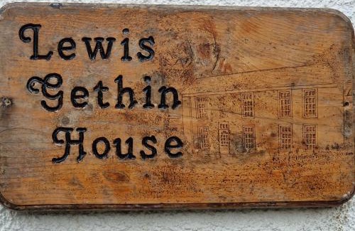 Pentrebach Casa | Lewis Gethin House, Newly renovated cottage sleeps 9, close to bike park wales