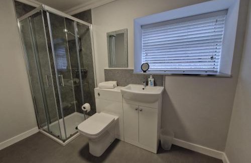 Pentrebach Casa | Lewis Gethin House, Newly renovated cottage sleeps 9, close to bike park wales