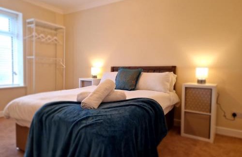 Pentrebach Casa | Lewis Gethin House, Newly renovated cottage sleeps 9, close to bike park wales