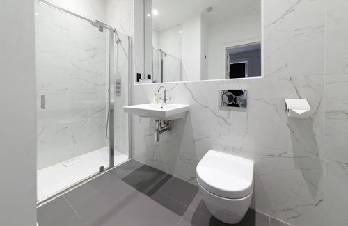 Isle of Lewis Cabaña | Lews (Superior Bedroom) - a lews castle that sleeps 2 guests in 1 bedroom