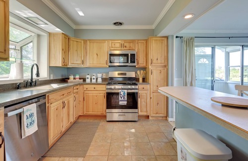 Lexington Casa | Lexington Home w/ Sunroom ~ 1 Mi to Lake Huron!