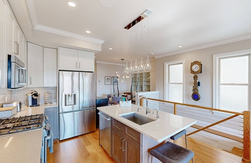 Jeffries Point Condominio | Light-filled condo near airport and city with AC, W/D, patio, balcony, & hot tub