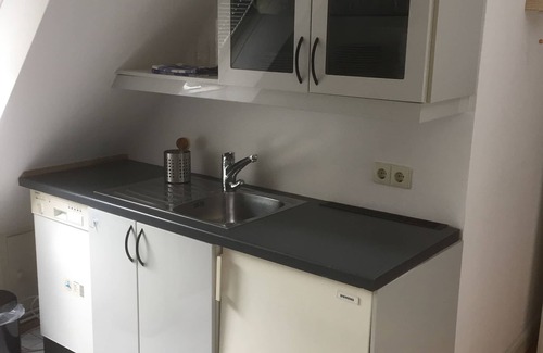 Nienstedten Apartamento | Light-flooded top floor apartment in an old villa