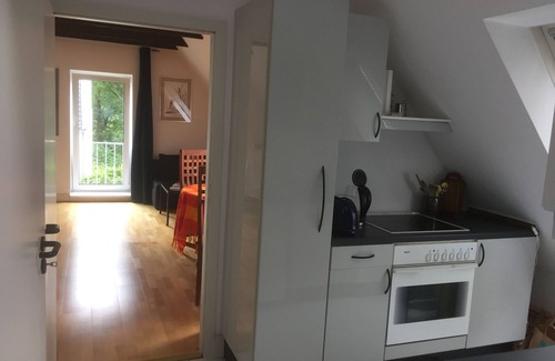 Nienstedten Apartamento | Light-flooded top floor apartment in an old villa