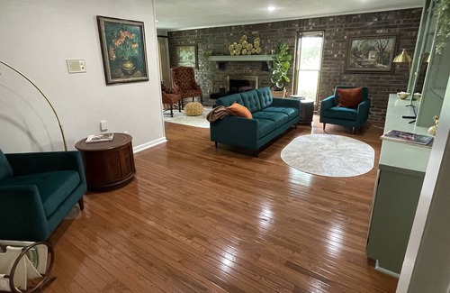 Moodys Casa | Light On The Hill a spacious, gated, country gem