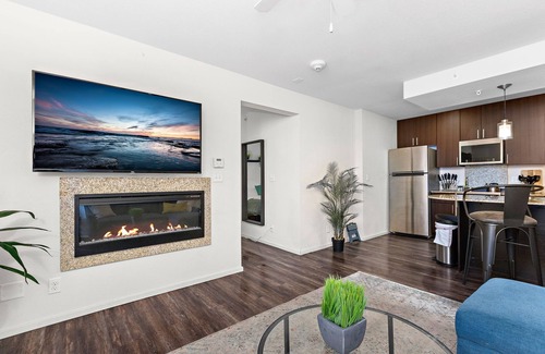 Overland Park Apartamento | Light Room-Sleek stylish space w/ private workspace WiFi Parking easy access