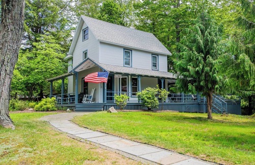 Eagles Mere Cabaña | Ilumina tus noches en la terraza de la casa "Hillcrest" en Eagles Mere.