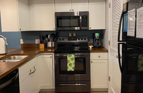 Lakeland Condominio | Lighthouse Landing 2BR / 2BA Condominio frente al lago bellamente actualizado con piscina climatizada