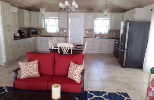 South Palmetto Point Casa | ¡"Lil Red House" es tu propio pedazo de paraíso!