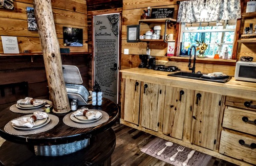 Caddo Gap Cabina | Lil' Rustic Retreat w/Hot Tub Near Little Missouri Falls and Caddo River