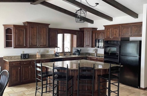 St. Joseph Casa | Lilac Retreat lake house sauna + pickleball close to St. Johns and St. Bens