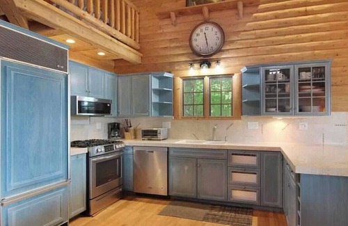 Maple City Cabina | Lime Lake Therapy-Hot Tub/Fire Pit/Ping-Pong/AC