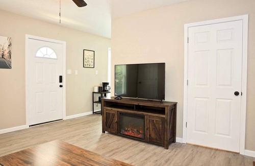 Norwood Casa | Lincoln, 1 Bed House near Xavier & Downtown
