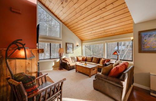 Lincoln Apartamento | Lincoln Condo with Balcony and View Less Than 2 Mi to Loon Mtn