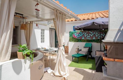 Costa de Caparica Apartamento | "Linda's Guest House" Beach House with Private Patio & Hot Tub, 3 Min from the Beach