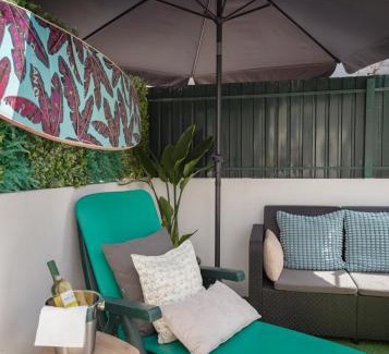 Costa de Caparica Apartamento | "Linda's Guest House" Beach House with Private Patio & Hot Tub, 3 Min from the Beach