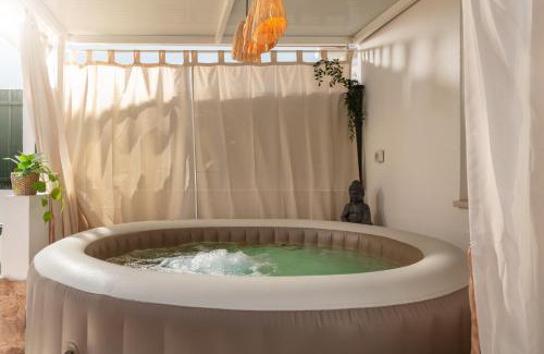 Costa de Caparica Apartamento | "Linda's Guest House" Beach House with Private Patio & Hot Tub, 3 Min from the Beach