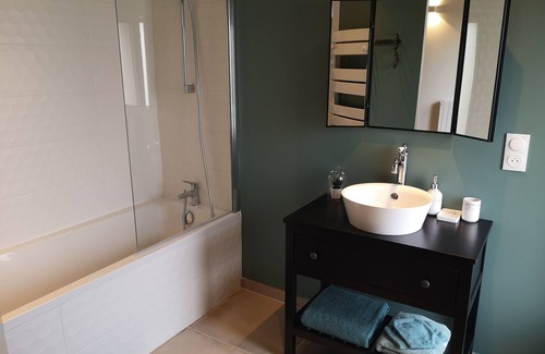 Beaurevoir Casa | Linen room with free private parking