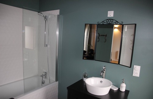 Beaurevoir Casa | Linen room with free private parking