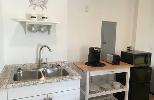 Tranquil Harbour Casa | Linens included - Studio apt with bikes & fire pit, walk to beach!