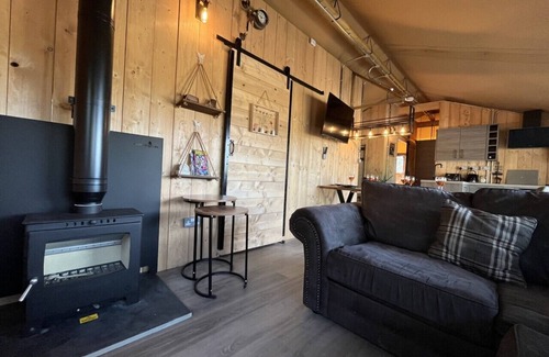 Tenby Alquiler De RV | Lion King Safari Tent
