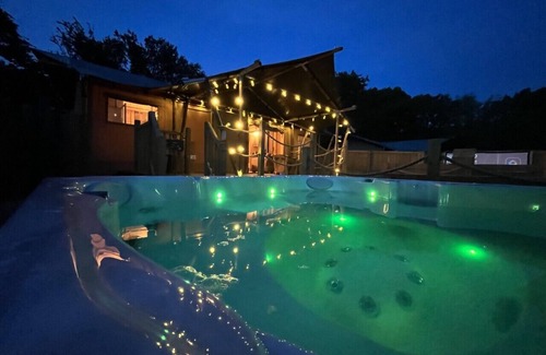 Tenby Alquiler De RV | Lion King Safari Tent