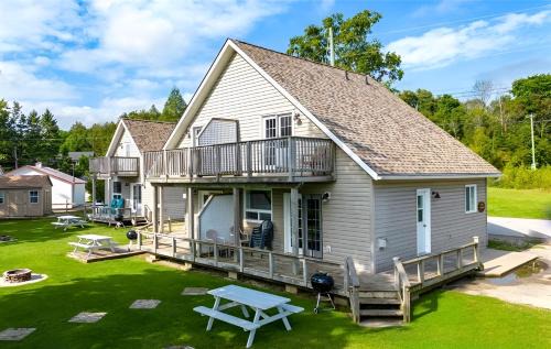 Lion's Head Hotel | Lions Head Beach Motel & Cottages - WATERFRONT