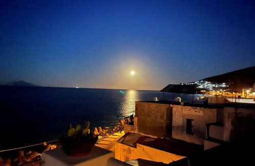 Acquacalda Villa | Lipara-Villetta junto al mar con hermosas terrazas y vistas panorámicas, Wi-fi