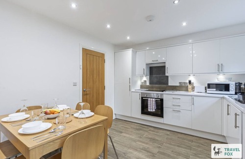 Leek Casa | Lisa's House Leek Parking Close to Alton Towers