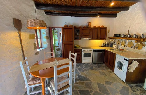 Aspros Potamos Cabaña | "Lithospito" 300 years old Natura cottages spacious private garden by the river