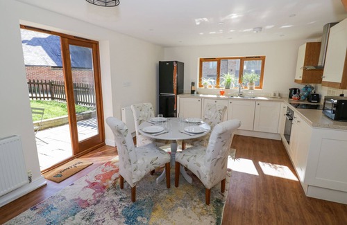 Frampton on Severn Cabaña | LITTLE BARN, pet friendly, with a garden in Stratford-Upon-Avon